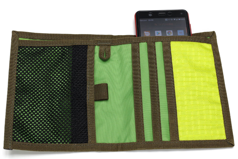 Rakuten Miniは紙幣ポケットに「ちょっと挿しておく」という入れ方になる。ので、不意にスルリと端末が滑り出してしまうことも。2つ折りにしている時も同様だ