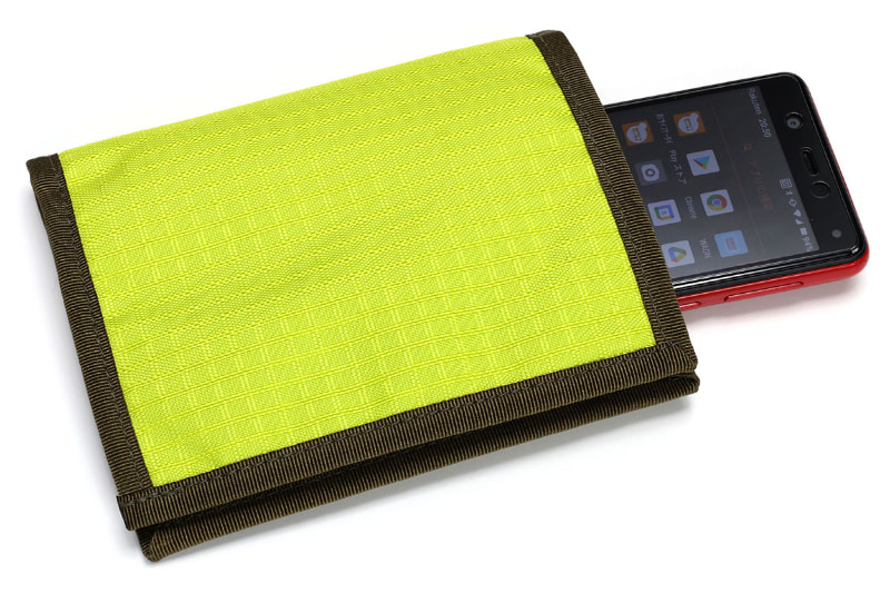 Rakuten Miniは紙幣ポケットに「ちょっと挿しておく」という入れ方になる。ので、不意にスルリと端末が滑り出してしまうことも。2つ折りにしている時も同様だ