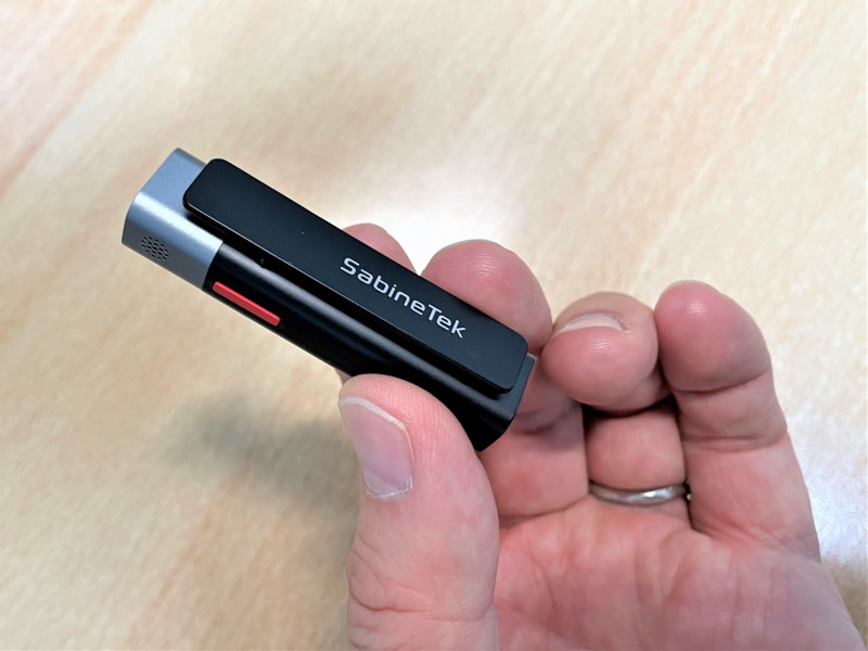 「SmartMike+」はBluetoothでスマートフォンと接続して利用するマイクで、指でつまめるくらいの小型・軽量さもポイントだ