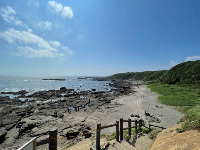 城ヶ島。こんな風景の磯をひたすら散策するだけでけっこう楽しい。歩きやすい靴と服装と日焼け止を推奨したい