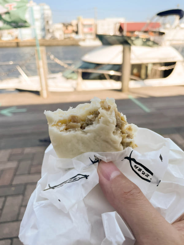 名物のひとつ、「とろまん」。豚肉ではなくマグロ肉の肉まん。「おもひで券」で冷凍5個入りをもらうこともできるけど、やっぱ現地で食べたいよね