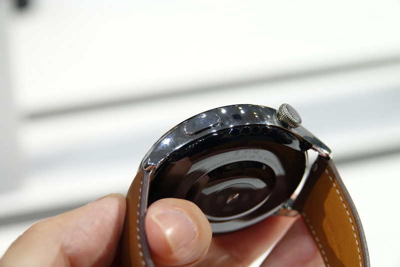 リューズを回して操作できる