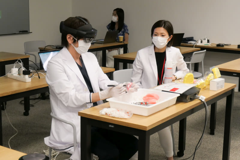 顎骨の3Dプリンティング模型を使って指導する様子