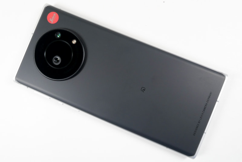 背面、アウトカメラ、右上にライカのロゴ