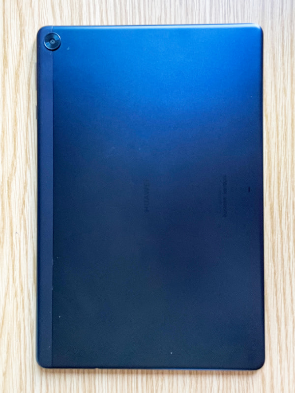 背面は高級感のある梨地仕上げになっています。