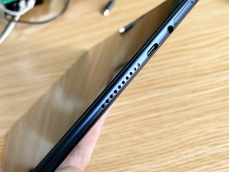 本体の左右に取り付けられたスピーカー。ステレオサウンドが思いのほか良い音で鳴ります。