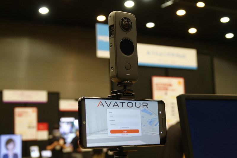 一般的なスマホと市販のカメラ。これだけで配信が可能になる