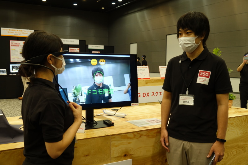 顔を認識し、奥のディスプレイに名前が表示されている