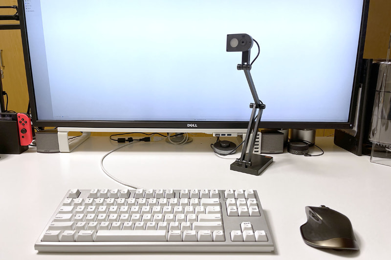 仕事場のディスプレイ前にV4K PROを置いた様子。ディスプレイは43インチ4KディスプレイDELL<a href="https://japancatalog.dell.com/pd/P4317Q.html" class="strong bn" target="_blank">「P4317Q」</a>