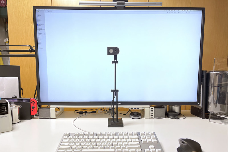 ビデオ会議に使うWebカメラとして、カメラ位置を目の高さに合わせるべく、V4K PROのアームをいっぱいに伸ばしてみた。ちょうど目の高さに♪　思ったよりも画面を隠さないので、わりとスムーズにビデオ会議アプリを利用できた。画質も良好