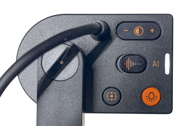 V4K PRO内蔵マイクのノイズリダクション機能を使うには、カメラ部の中央にある「AI」スイッチを右側にスライドさせるだけでいい。オフにする場合は左側にスライド