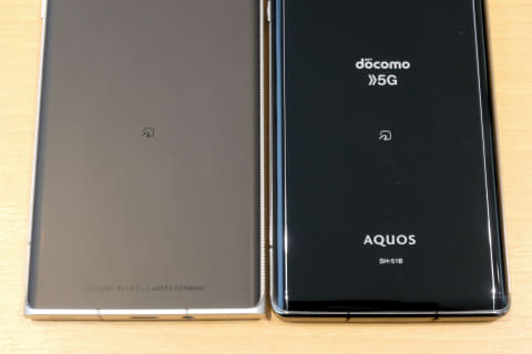 Leitz Phone 1」と「AQUOS R6」を並べて見比べてみた] - ケータイ Watch