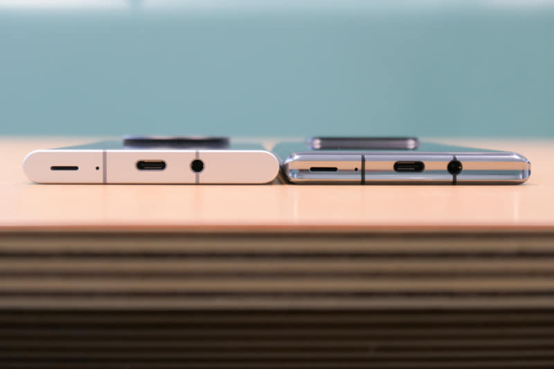 Leitz Phone 1（左）がわずかに厚いようにも見える