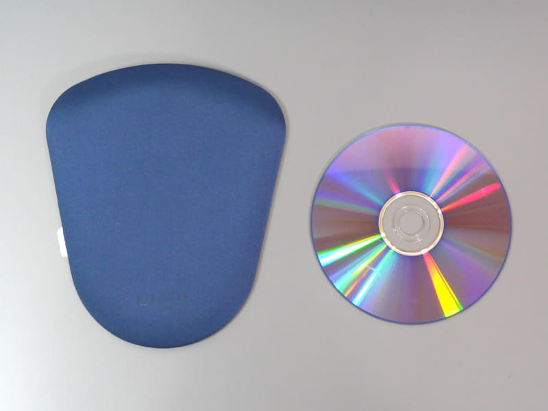 サイズはCDよりも若干大きい程度