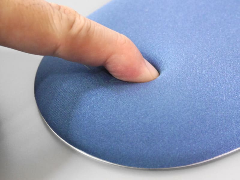 低反発ウレタンを内蔵。ヒジを乗せた場合は全体が沈む格好になる