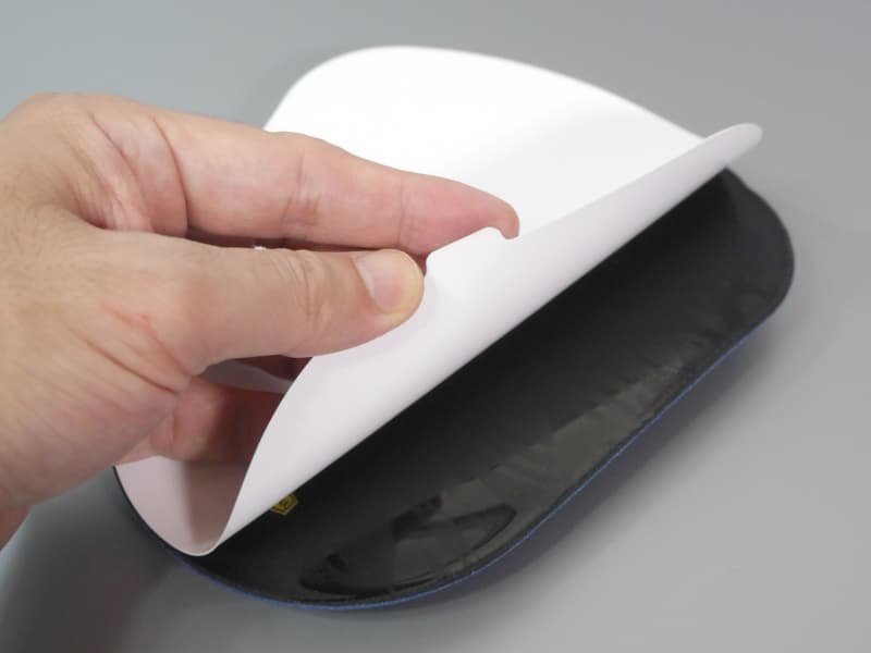 裏面のシートを剥がしてデスク上に設置する。繰り返し貼っても粘着効果は落ちない