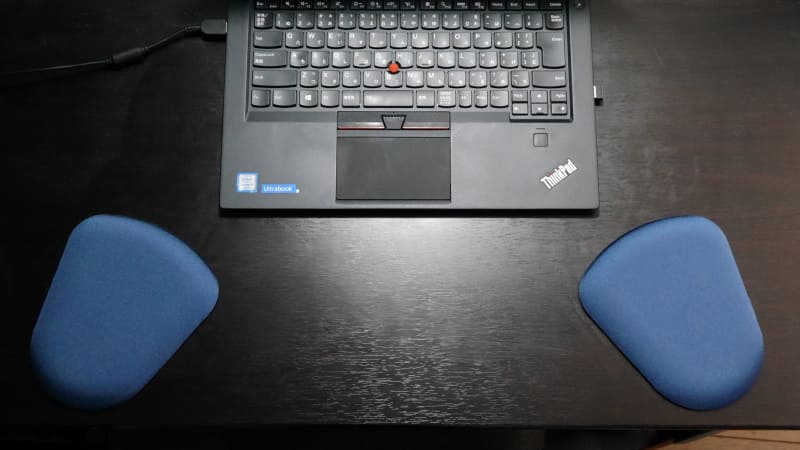 デスクに設置したところ。ハンドレストともリストレストとも違う独特の位置関係だ