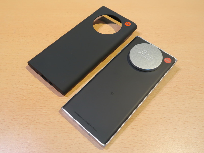 Leica「Leitz Phone 1」パッケージ内にはレンズカバーが装着された状態で収められていた。カバーも同梱されている