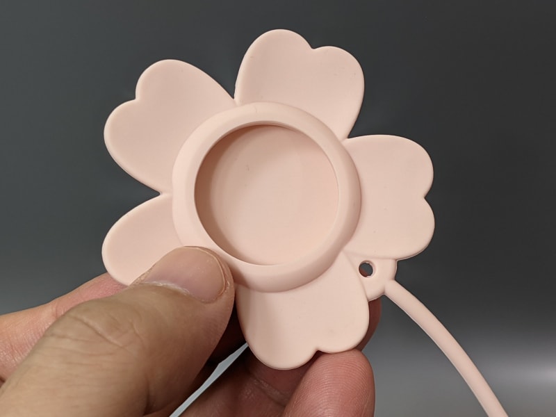 中央部のくぼみにAirTagを取り付ける