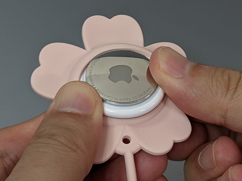 素材はシリコンなので力任せに押し込むだけでよい