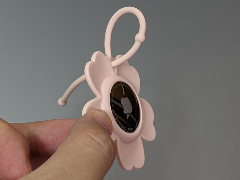 タグを穴に通し、結束するように取り付ける