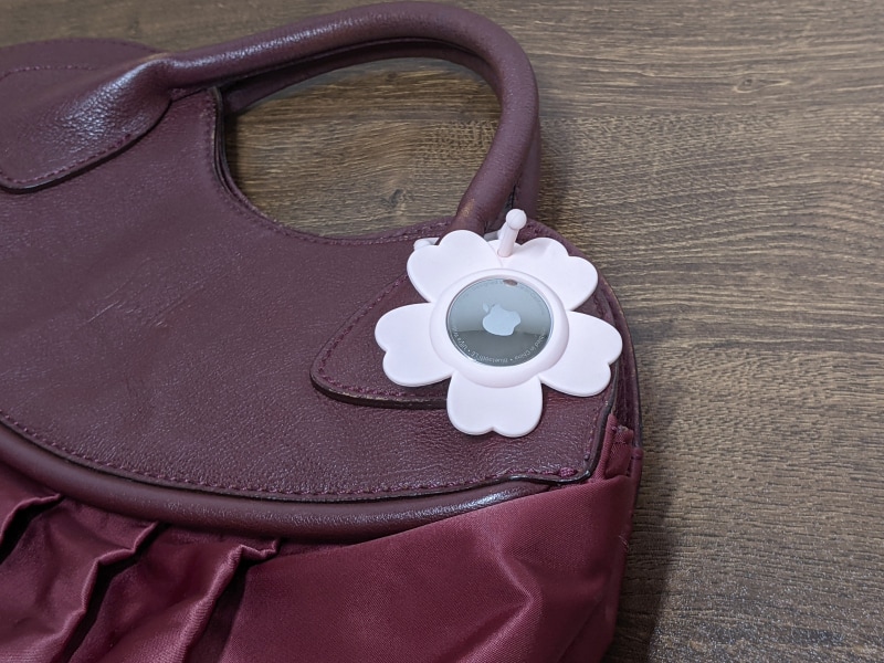 バッグに取り付けた状態。ちょっとしたアクセントとしても使える。ランドセルなどにも合うかもしれない