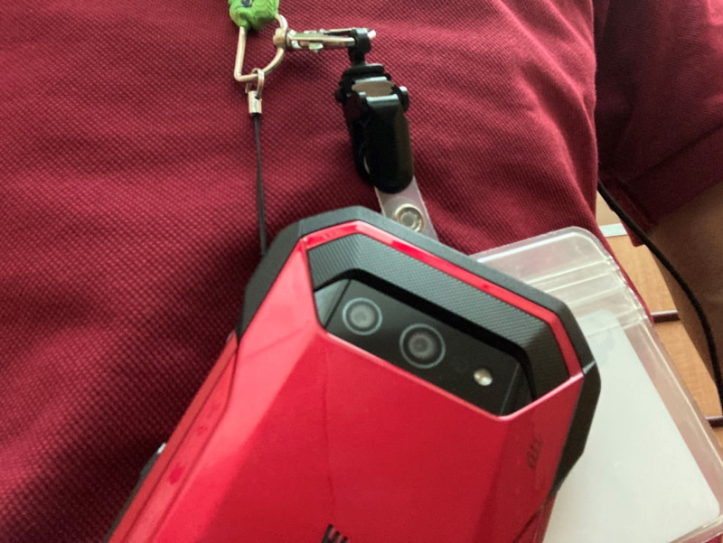 ネックストラップをつけて「TORQUE 5G」と筆者のお腹をテープでとめるという斬新な固定方法
