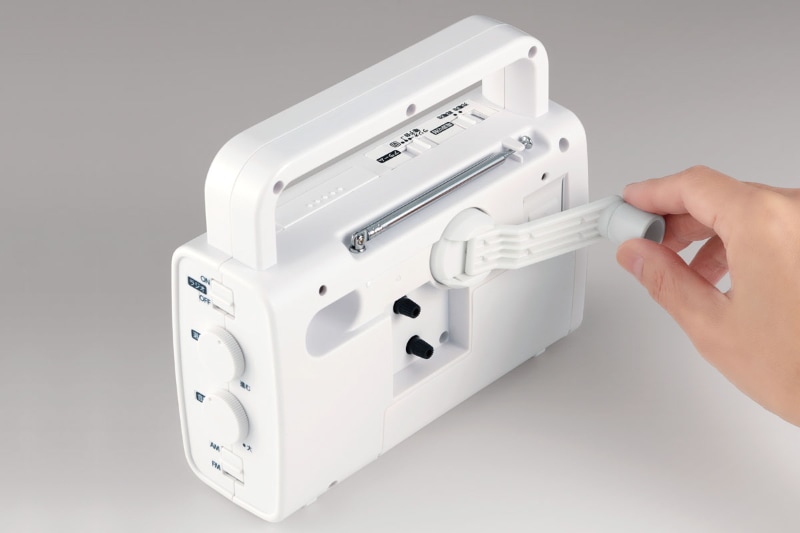 スマートフォンへ充電する時の電源は、内蔵バッテリーもしくは単3形乾電池。内蔵バッテリーへの充電は手回し発電でもUSB充電でも行える。