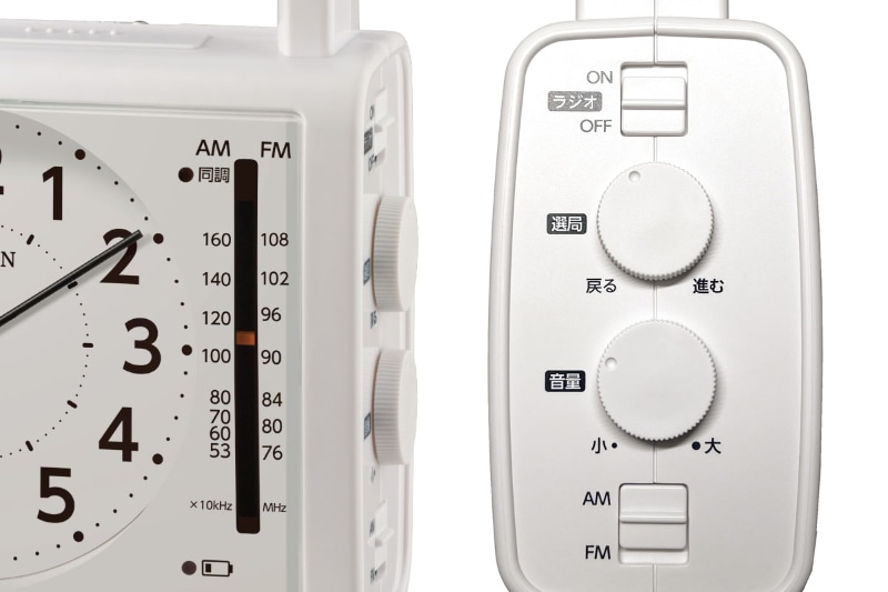 ラジオはAM/FM（ワイドFM）対応。FM受信用ロッドアンテナも搭載。本体右側面のツマミやスライドスイッチでラジオ機能を使う。