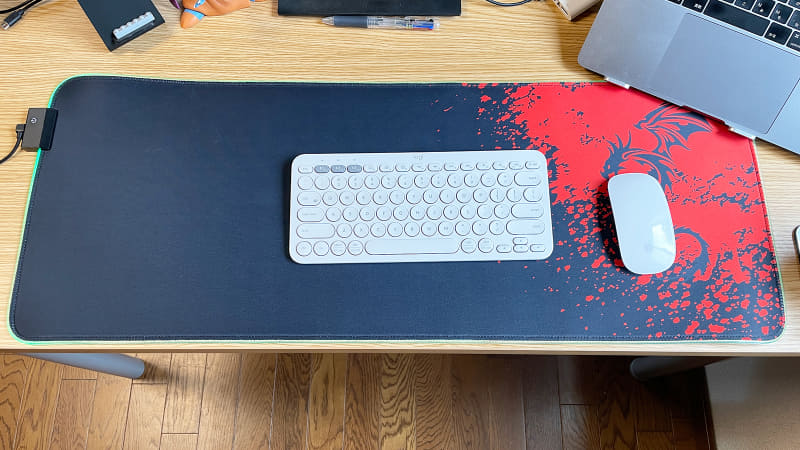 明るいところでは普通のデスクマットですが……。