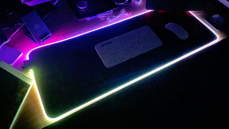 色は7色のほか自動切り替えも可能。わざと部屋を暗くして仕事がしたくなることうけあいです。