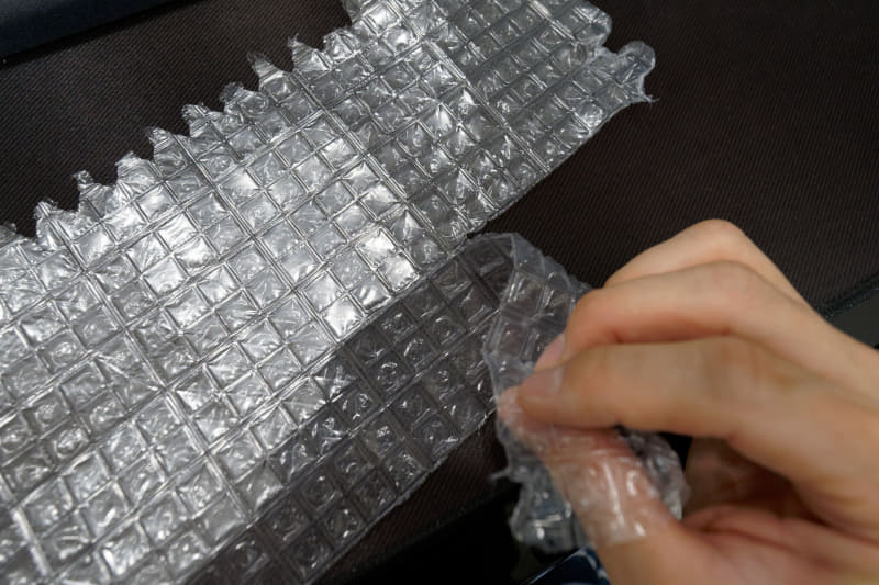 前後に割くような感じで引っ張るときれいにカットできる