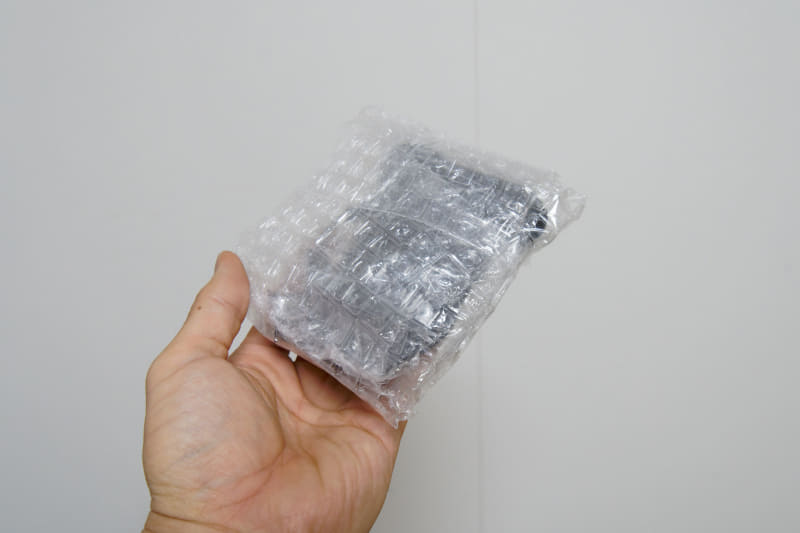 必要最小限の厚みに仕上がる。送料を抑えられるかも