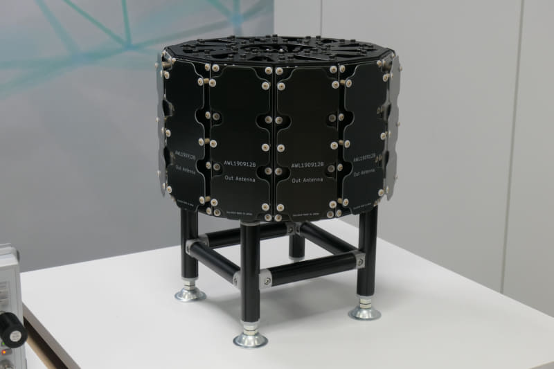 垂直に並んだ3素子で縦方向のビームの制御を行い、水平に並んだ12素子で360度の制御を行う。これにより、機体のあらゆる動きに対応する