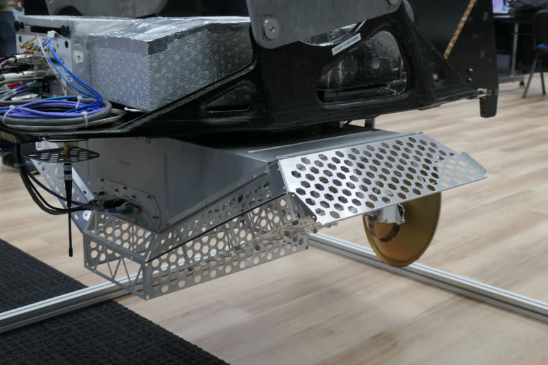 サービスリンクで用いられた700MHz帯のアンテナが搭載されている