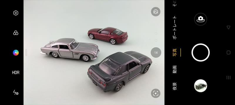 カメラの撮影モードは縦持ち時に左右、横向き時に上下にスワイプして切り替える。横向きに構えると、アイコン類は向きが変わる