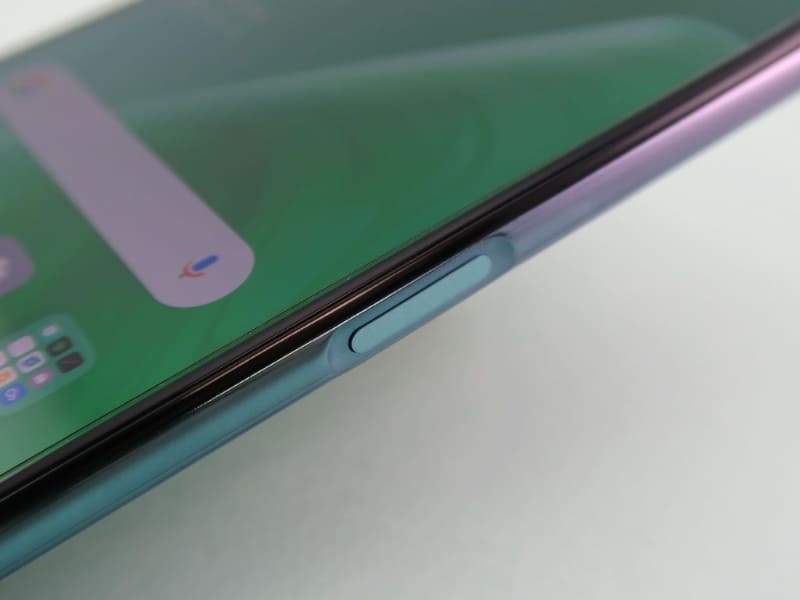 右側面の電源ボタンには指紋センサーが内蔵される。側面からわずかに凹んだ位置に備えられているため、指先で見つけやすい