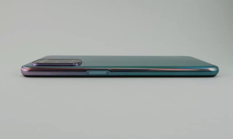 右側面は指紋センサー内蔵電源ボタンのみを備える。カメラ部の突起はそれほど大きくない