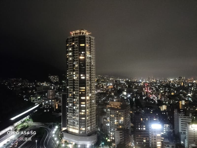 メインカメラで夜景を撮影。超広角に切り替えると、全体的に暗くなるので、夜景はできるだけ、標準倍率（1X）での撮影がおすすめ