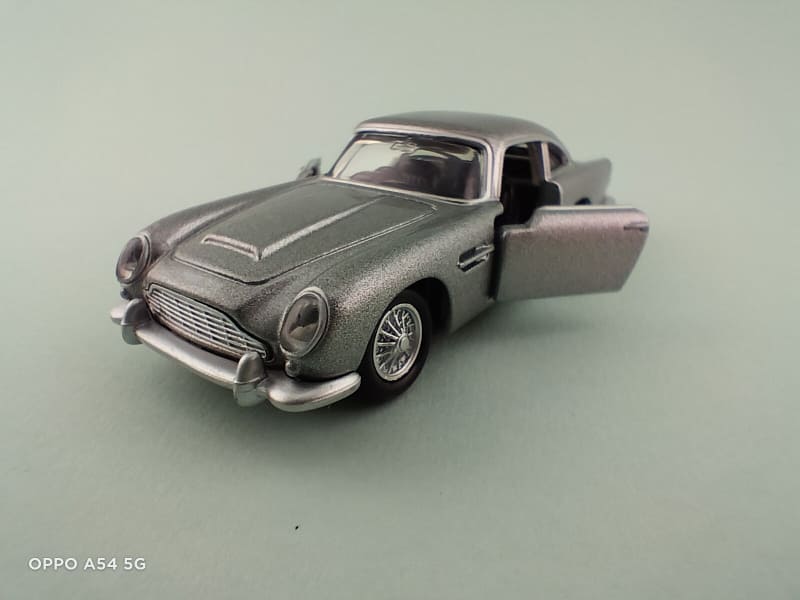 マクロでミニカーを撮影。4cmだと、この程度が限界。これ以上近付くと、粗くなってしまう