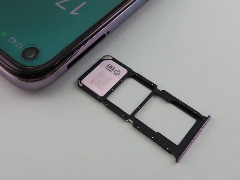 SIMカードトレイは2枚のnanoSIMカードとmicroSDメモリーカードを装着できるトリプルスロット仕様。au版とUQモバイル版はシングルSIMなので、nanoSIMカードとmicroSDメモリーカードを1枚ずつしか装着できない