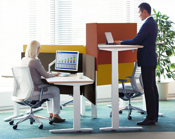 岡村製作所（okamura）の<a href="https://www.okamura.co.jp/product/desk_table/swift/" class="strong bn" target="_blank">「Swift」</a>。電動で昇降するデスクで、立ち姿勢を取り入れた新しい働き方「+Standing（プラススタンディング）」のコンセプトで発売された。※画像はメーカーWebサイトより抜粋