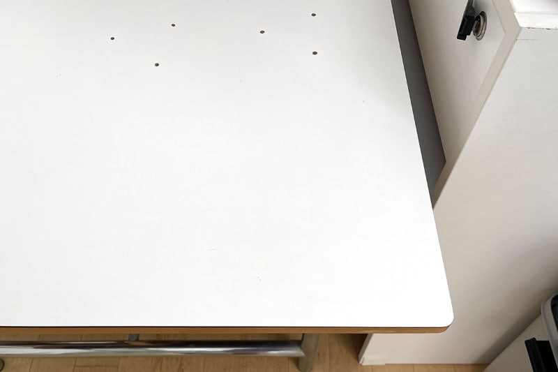 これまで使ってきた仕事机（モノとしては食卓などに使うテーブル）。全てのエッジがスラントエッジ形状になっているので、どのエッジにもクランプが使えないのであった。机上に重めのモノを固定する場合、机面に穴を開けてアームや支柱をねじ止めする必要があった。上の方に見えるのはそのネジ穴