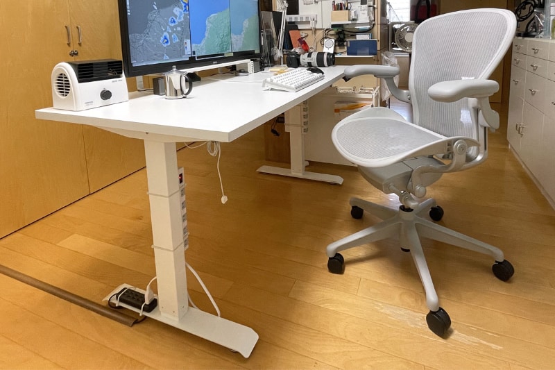 仕事机が昇降デスクになった♪　の図