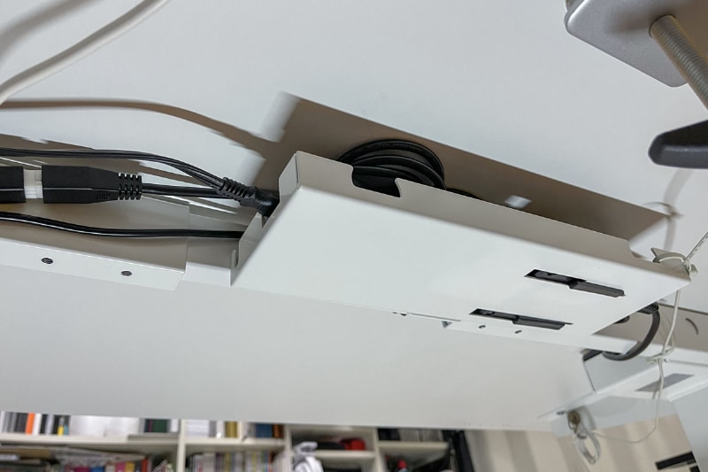 ACアダプター部。ここから伸びる電源ケーブルをACアウトレット（100Vコンセント）へつなげば使える状態になる