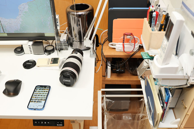 昇降デスクの右側にはちょっとした棚などを置いている。当然、昇降デスクがこれらと干渉しないように設置する必要がある