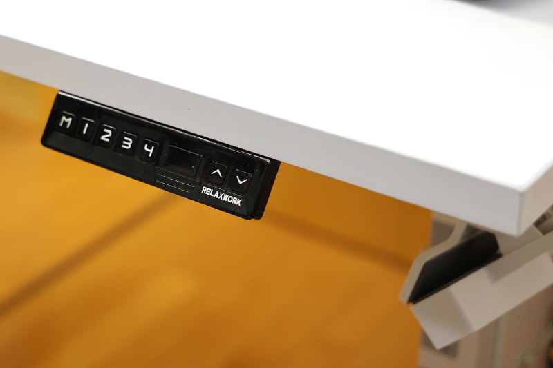 デスク右端付近に取り付けたコントローラー。コントローラーは天板裏面にねじ止めしている。右の↑↓ボタンを押せば、押している間のみ昇降する