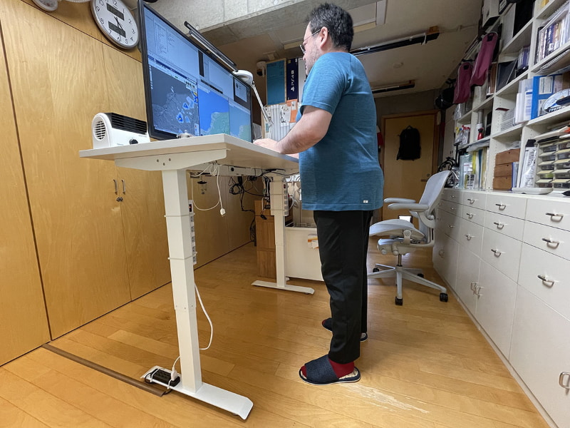 高さを107cmにした様子。立ってキーボードを叩きやすい高さで、毎日何度かこの姿勢で仕事している