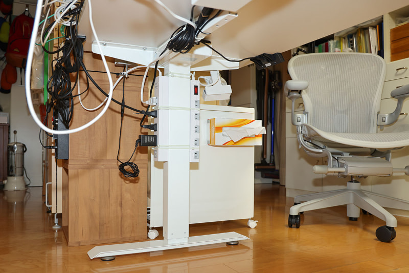 ケーブル類が昇降デスクとともに上がり下がりすれば、昇降時にケーブルが引っかかるなどのトラブルを、より予見しやすくなる。そんな理由で、電源用マルチタップも昇降デスクと合体させているのであった
