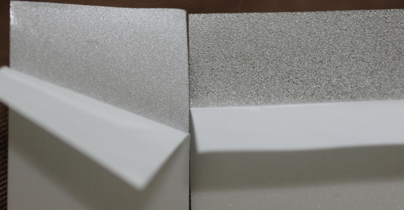 裏面の拡大。ここでも両方の粒子の粗さが違うのが分かる。